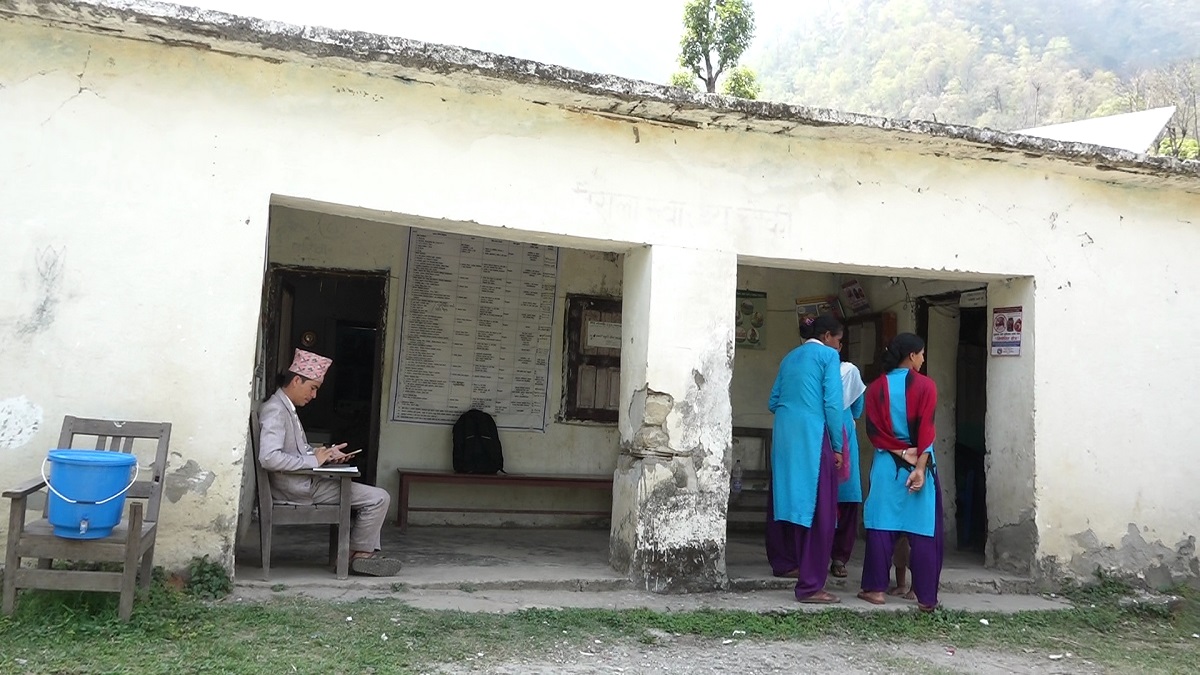 कैलाली, चुरे गाउँपालिका–२, खैरालामा रहेको स्वास्थ्य चौकी।